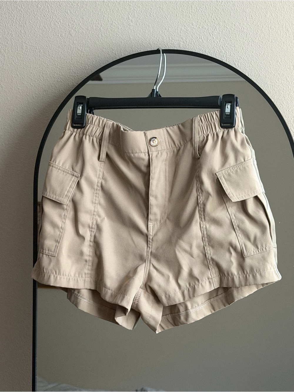 High-Rise Cargo Pocket Shorts - Beige